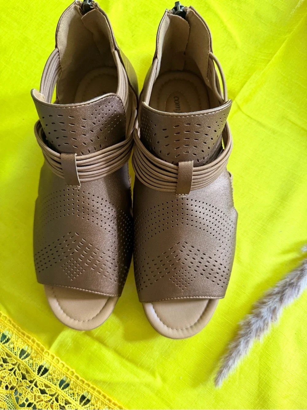 comfortview Girls Bronze Back-Zip Sandals
